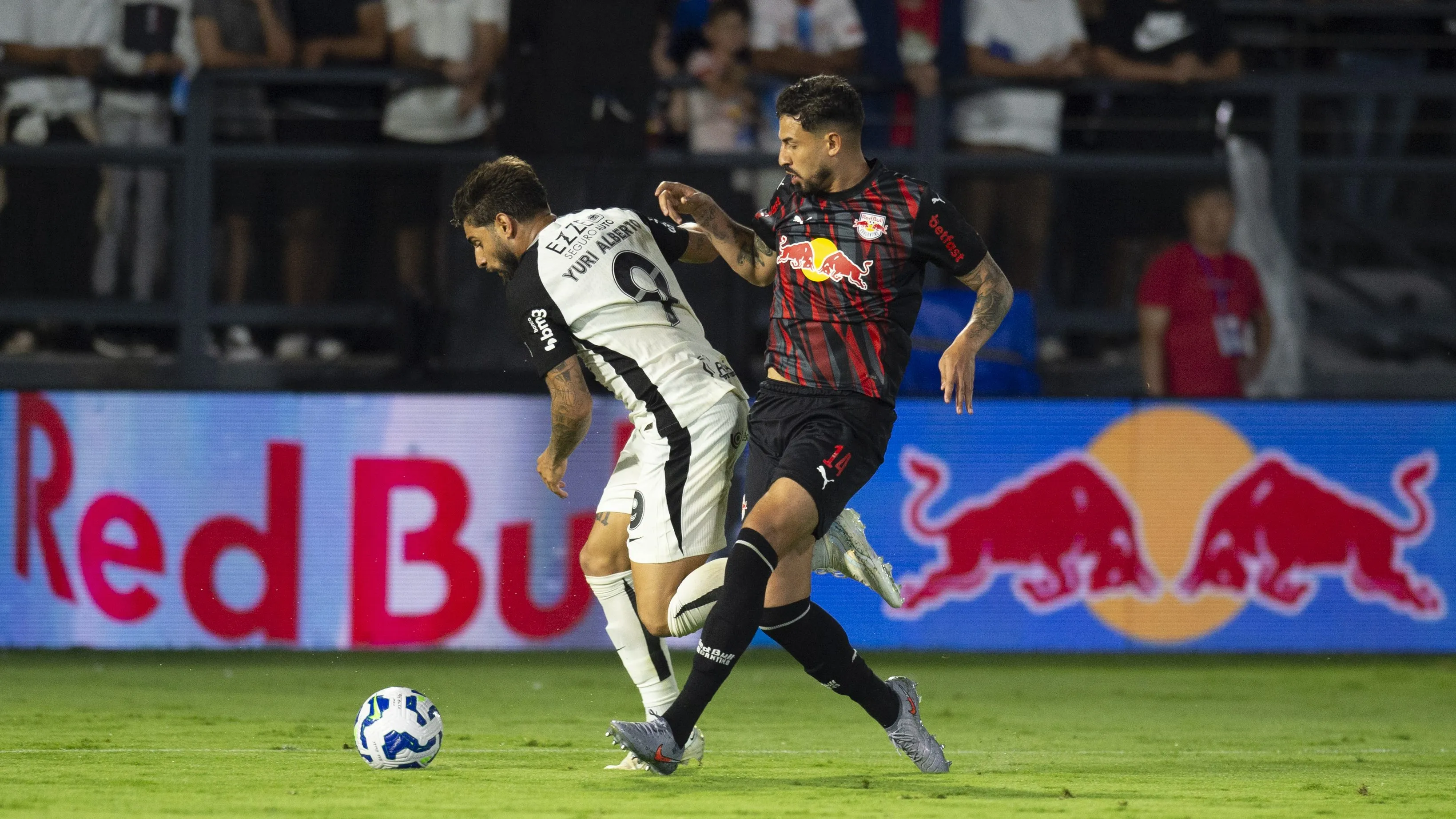 Pedro Henrique jogador do Bragantino disputa lance com Yuri Alberto jogador do Corinthians durante partida no estadio Cicero De Souza Marques pelo campeonato Brasileiro A 2025. Foto: Anderson Romao/AGIF