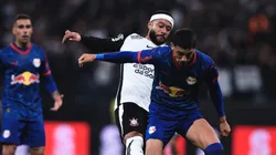 Memphis Depay jogador do Corinthians disputa lance com Guzman jogador do Bragantino durante partida no estadio Arena Corinthians pelo campeonato Brasileiro A 2025. Foto: Ettore Chiereguini/AGIF
