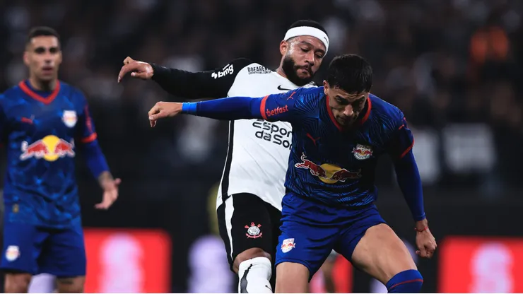 Memphis Depay jogador do Corinthians disputa lance com Guzman jogador do Bragantino durante partida no estadio Arena Corinthians pelo campeonato Brasileiro A 2025. Foto: Ettore Chiereguini/AGIF