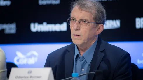 RS – PORTO ALEGRE – 22/12/2025 – GREMIO, APRESENTACAO DE LUIS CASTRO – O presidente Odorico Roman fala aos jornalistas durante apresentacao oficial de Luis Castro como tecnico do Gremio em coletiva de imprensa realizada no Arena do Gremio. Foto: Maxi Franzoi/AGIF