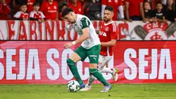 Bruno Tabata jogador do Internacional disputa lance com Joaquin Piquerez jogador do Palmeiras durante partida no estadio Beira-Rio pelo campeonato Brasileiro A 2025. Foto: Maxi Franzoi/AGIF