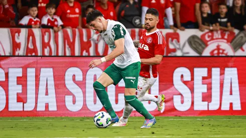 Bruno Tabata jogador do Internacional disputa lance com Joaquin Piquerez jogador do Palmeiras durante partida no estadio Beira-Rio pelo campeonato Brasileiro A 2025. Foto: Maxi Franzoi/AGIF
