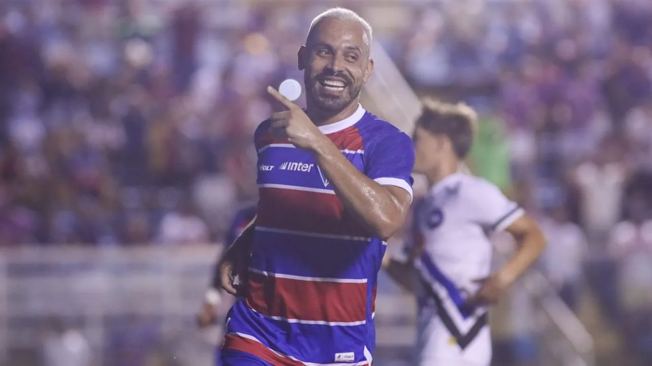 Moisés jogador do Fortaleza comemora seu gol durante partida contra o Cariri no estadio Presidente Vargas (CE) pelo campeonato Cearense 2025. Foto: Lucas Emanuel/AGIF