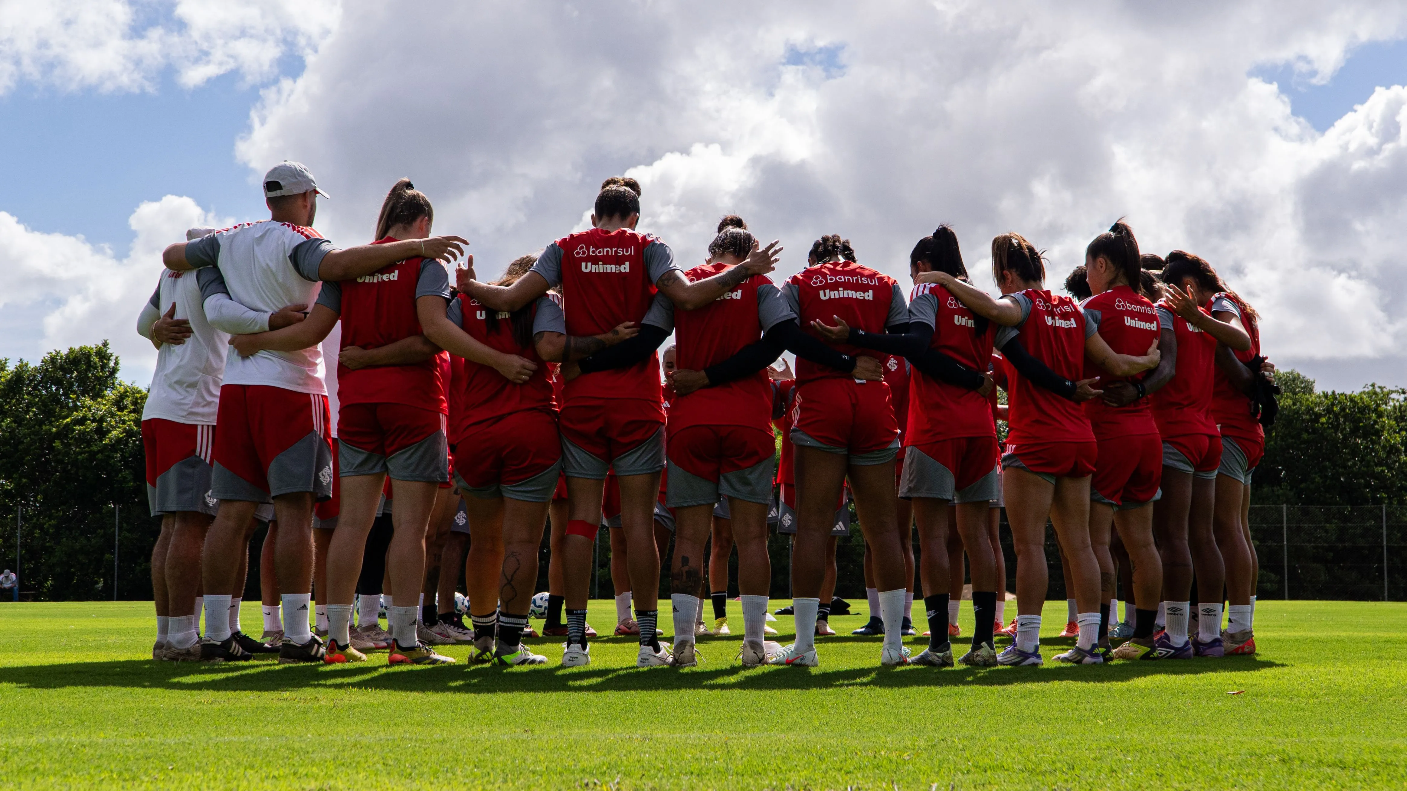 Elenco feminino do Internacional durante treinamento no CT