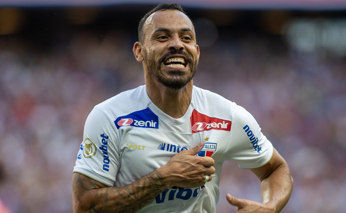 Moisés é anunciado pelo Santos e chega com números expressivos na carreira