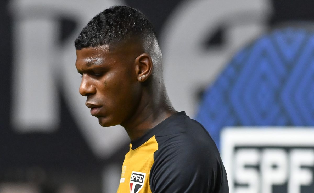 Arboleda dá notícia de última hora para a diretoria, e está indo viajar para o Equador