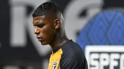 Arboleda jogador do Sao Paulo durante aquecimento antes da partida contra o Santos no estadio Vila Belmiro pelo campeonato Brasileiro A 2026. Foto: Jota Erre/AGIF