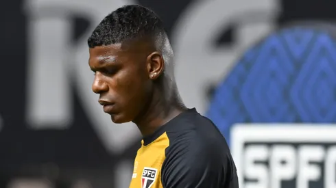 Arboleda jogador do Sao Paulo durante aquecimento antes da partida contra o Santos no estadio Vila Belmiro pelo campeonato Brasileiro A 2026. Foto: Jota Erre/AGIF
