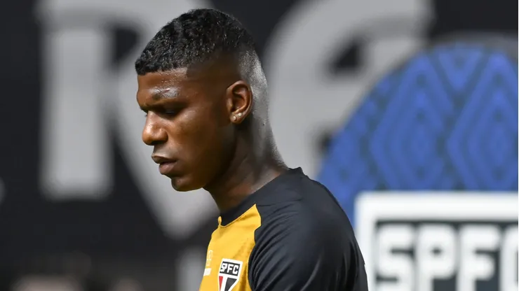 Arboleda jogador do Sao Paulo durante aquecimento antes da partida contra o Santos no estadio Vila Belmiro pelo campeonato Brasileiro A 2026. Foto: Jota Erre/AGIF