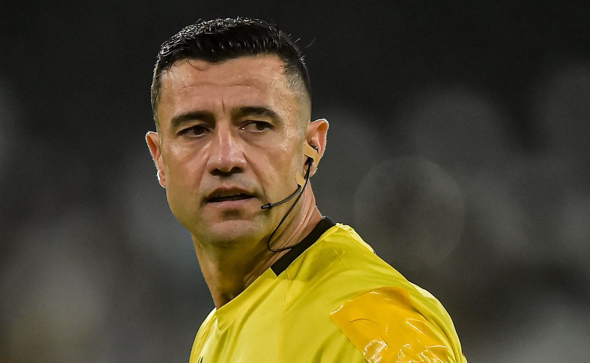 VAR de Mirassol x Cruzeiro causa com arbitragem de Bráulio da Silva Machado com 4 decisões polêmicas￼￼