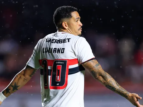 Luciano perde gol inacreditável após troca de passes
