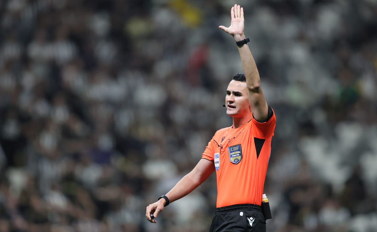 Árbitro Matheus Delgado Candançan causa polêmica em Atlético-MG x Remo por gol anulado de Leonel Picco