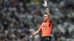 Árbitro Matheus Delgado Candancan durante partida entre Atlético-MG e Remo no estadio Arena MRV pelo campeonato Brasileiro A 2026. Foto: Gilson Lobo/AGIF