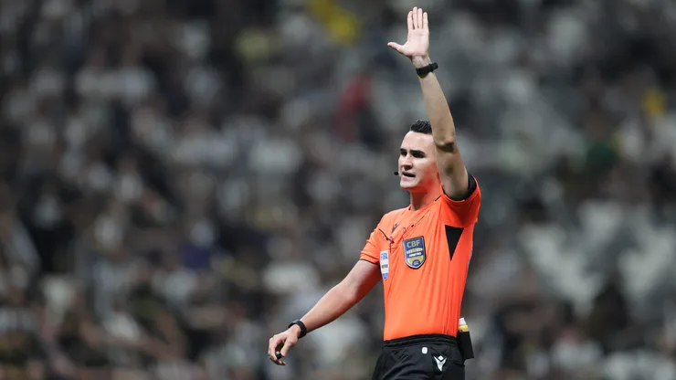 Árbitro Matheus Delgado Candancan durante partida entre Atlético-MG e Remo no estadio Arena MRV pelo campeonato Brasileiro A 2026. Foto: Gilson Lobo/AGIF