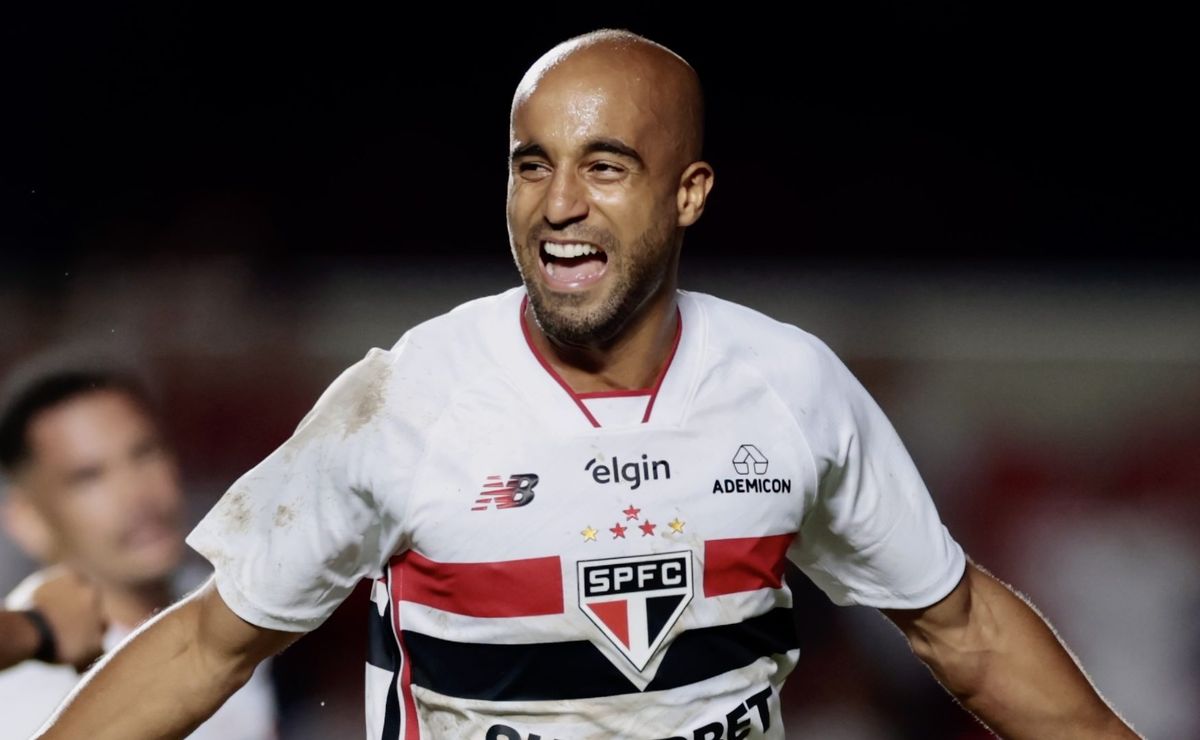 São Paulo abre o placar contra o Grêmio no MorumBIS com gol de pênalti de Lucas Moura