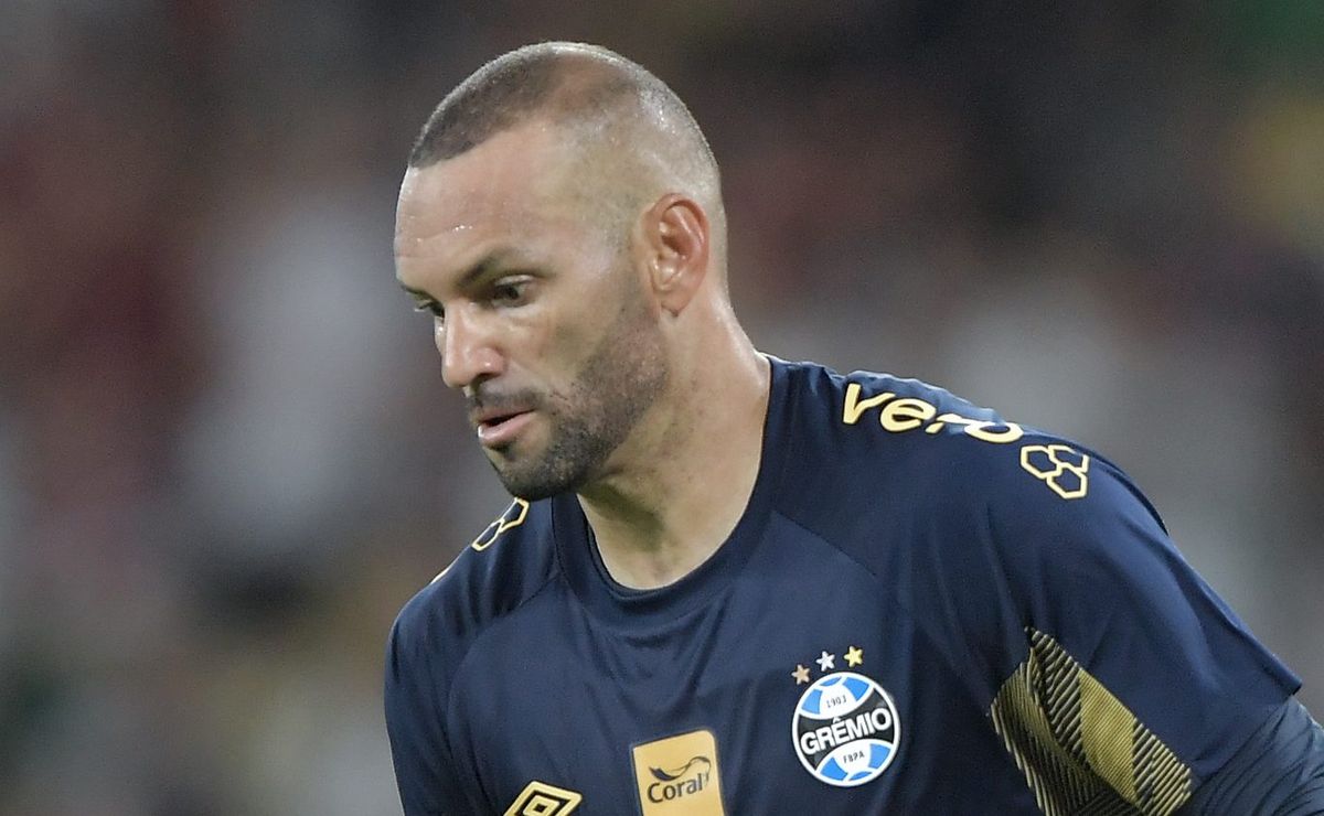 Weverton falha em São Paulo x Grêmio e pênalti marcado por Sávio Pereira Sampaio gera polêmica