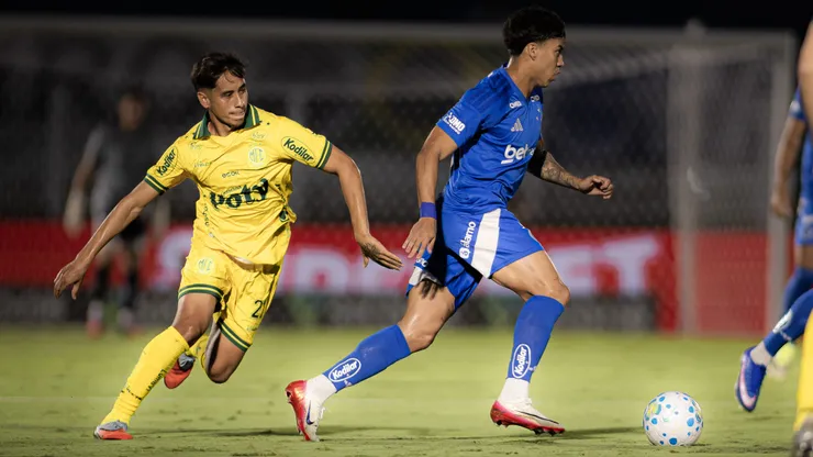 Kaio Jorge, jogador do Cruzeiro, durante partida contra o Mirassol no estadio Jose Maria de Campos Maia pelo campeonato Brasileiro A 2026. Foto: Vinicius Silva/AGIF