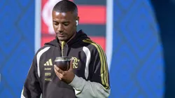 BA - SALVADOR - 10/02/2026 - BRASILEIRO A 2026, VITORIA X FLAMENGO - Nico De La Cruz jogador do Flamengo durante chegada da equipe para partida contra o Vitoria no estadio Barradao pelo campeonato Brasileiro A 2026. Foto: Jhony Pinho/AGIF