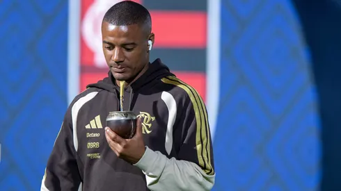 BA – SALVADOR – 10/02/2026 – BRASILEIRO A 2026, VITORIA X FLAMENGO – Nico De La Cruz jogador do Flamengo durante chegada da equipe para partida contra o Vitoria no estadio Barradao pelo campeonato Brasileiro A 2026. Foto: Jhony Pinho/AGIF
