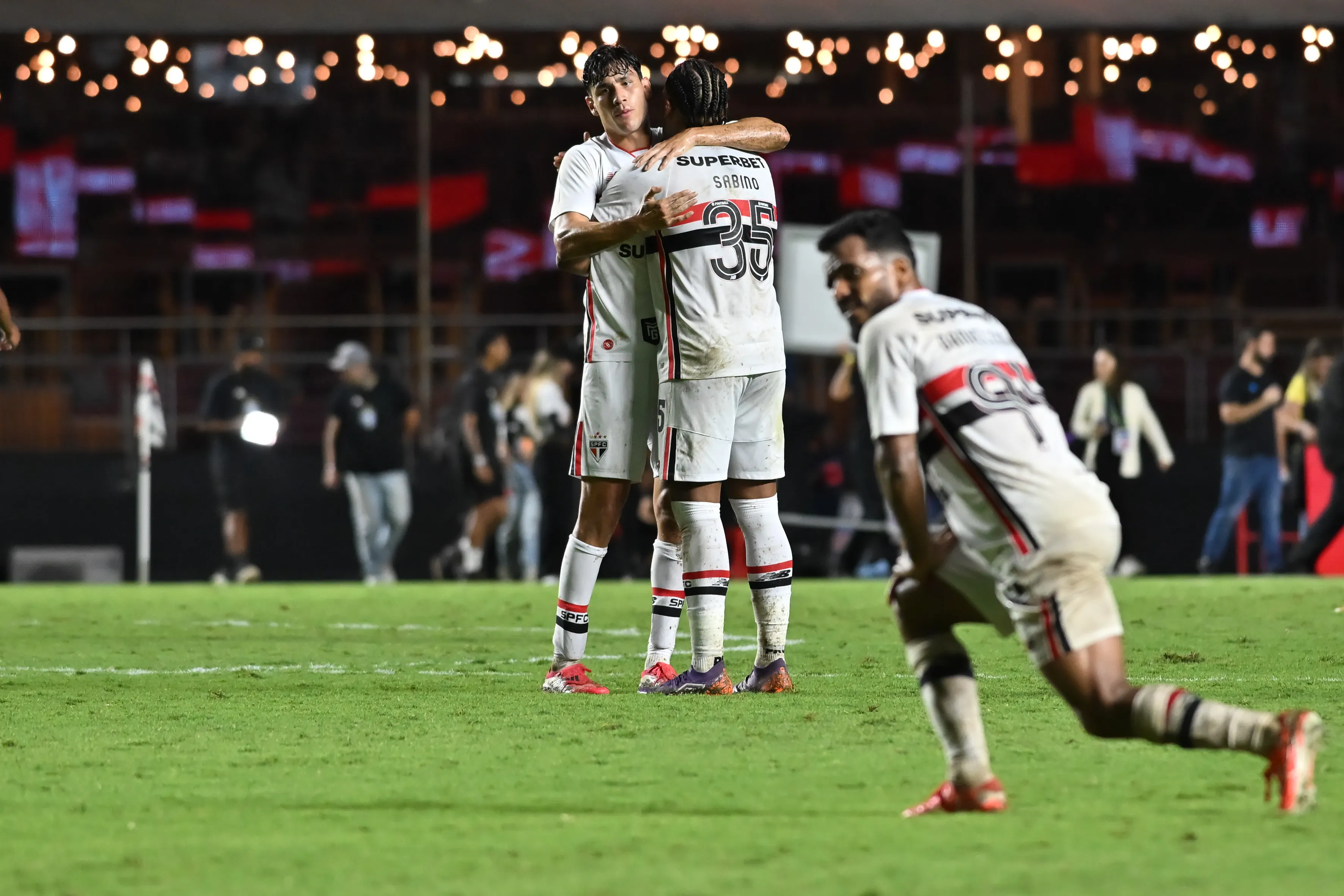 SP – SAO PAULO – 11/02/2026 – BRASILEIRO A 2026, SAO PAULO X GREMIO – Jogadores do Sao Paulo comemoram vitoria ao final da partida contra o Gremio no estadio Morumbi pelo campeonato Brasileiro A 2026. Foto: Jota Erre/AGIF