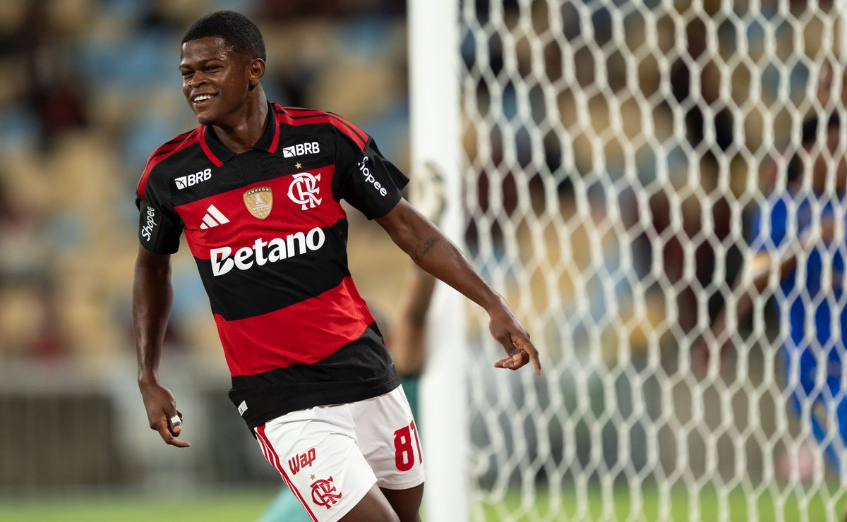 Flamengo quer mais minutos para Douglas Telles, e diretoria vê joia pronta para ganhar espaço com Filipe Luís