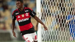 RJ - RIO DE JANEIRO - 07/02/2026 - CARIOCA 2026, FLAMENGO X SAMPAIO CORREA - Douglas Telles jogador do Flamengo comemora seu gol durante partida contra o Sampaio Correa no estadio Maracana pelo campeonato Carioca 2026. Foto: Jorge Rodrigues/AGIF
