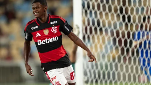 RJ – RIO DE JANEIRO – 07/02/2026 – CARIOCA 2026, FLAMENGO X SAMPAIO CORREA – Douglas Telles jogador do Flamengo comemora seu gol durante partida contra o Sampaio Correa no estadio Maracana pelo campeonato Carioca 2026. Foto: Jorge Rodrigues/AGIF
