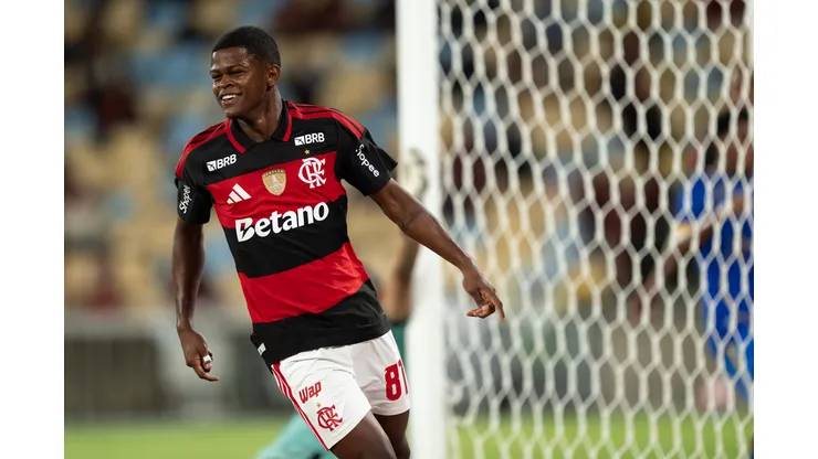 RJ - RIO DE JANEIRO - 07/02/2026 - CARIOCA 2026, FLAMENGO X SAMPAIO CORREA - Douglas Telles jogador do Flamengo comemora seu gol durante partida contra o Sampaio Correa no estadio Maracana pelo campeonato Carioca 2026. Foto: Jorge Rodrigues/AGIF