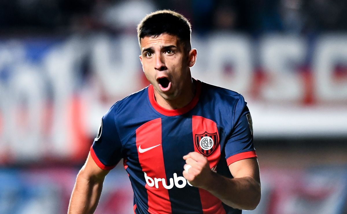 Torcida do Fluminense reprova chegada do atacante Alexis Cuello e negociação pode melar