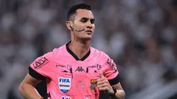 O arbitro Matheus Delgado Candancan durante partida entre Corinthians e Palmeiras no estadio Arena Corinthians pelo campeonato Paulista 2025.