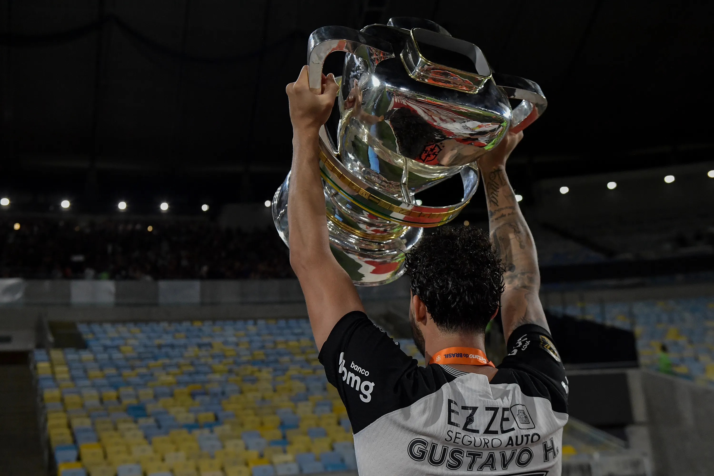 Gustavo Henrique jogador do Corinthians comemora titulo de campeao apos partida contra o Vasco no estadio Maracana pela decisao do campeonato Copa Do Brasil 2025. Foto: Thiago Ribeiro/AGIF