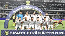 Jogadores do Santos posam para foto antes na partida contra Sao Paulo no estadio Vila Belmiro pelo campeonato Brasileiro A 2026. Foto: Jota Erre/AGIF