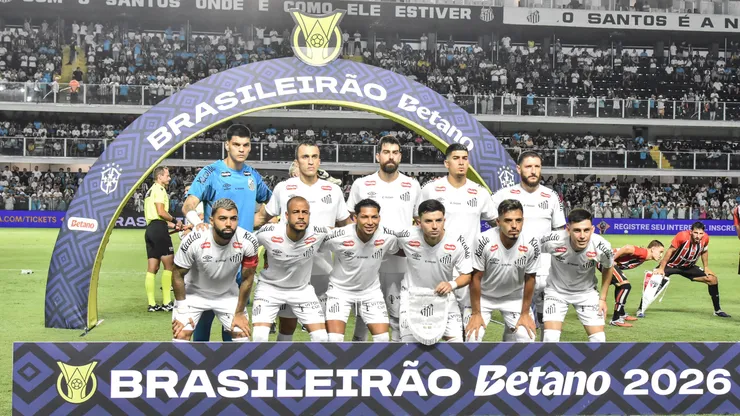 Jogadores do Santos posam para foto antes na partida contra Sao Paulo no estadio Vila Belmiro pelo campeonato Brasileiro A 2026. Foto: Jota Erre/AGIF