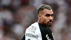 Matheuzinho em campo com a camisa do Timão.
