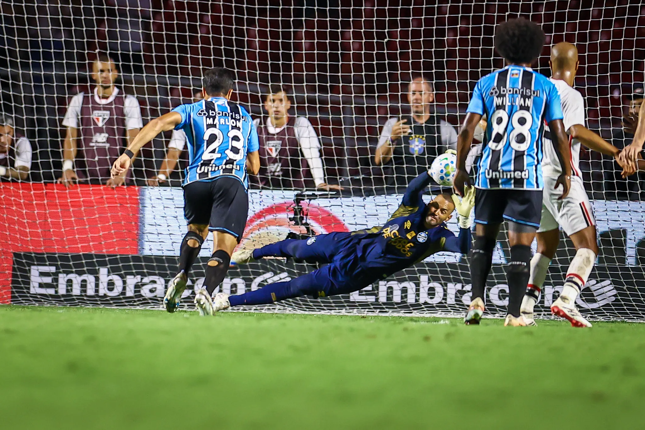 Weverton defendeu um pênalti, mas não evitou a derrota – Foto: LUCAS UEBEL/GREMIO FBPA