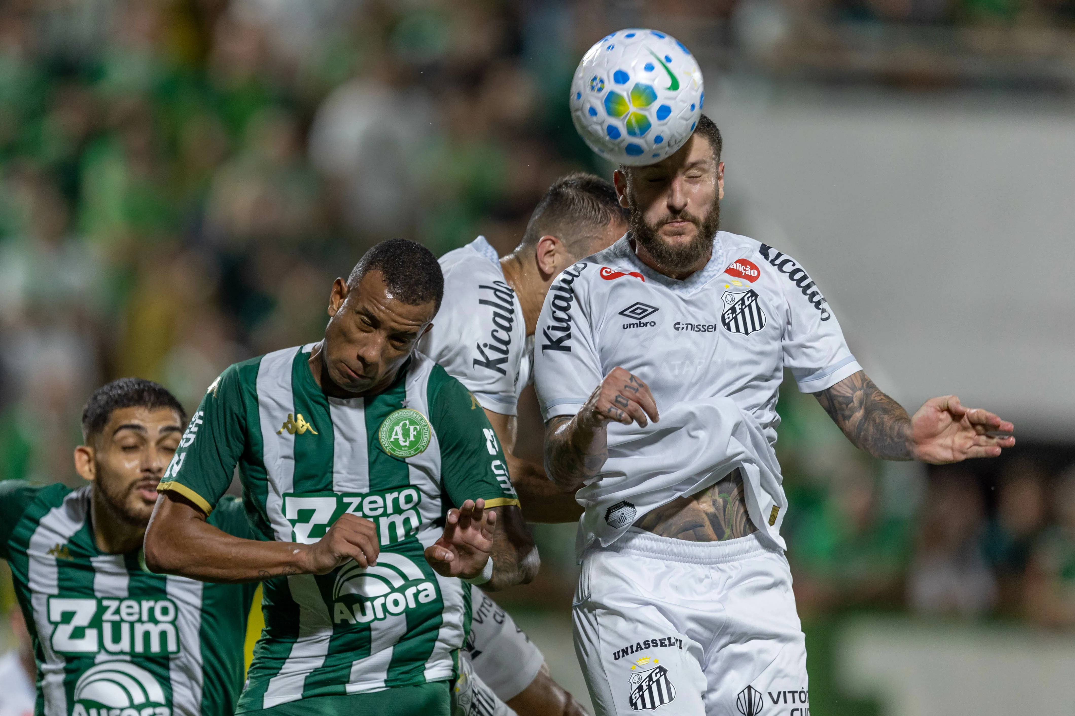 Santos perdeu para a Chapecoense no gramado sintético. Foto: Liamara Polli/AGIF