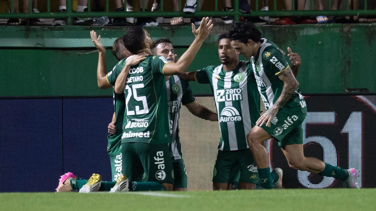 Walter Clar jogador do Chapecoense comemora seu gol com jogadores do seu time durante partida contra o Coritiba no estadio Arena Conda pelo campeonato Brasileiro A 2026. Foto: Liamara Polli/AGIF
