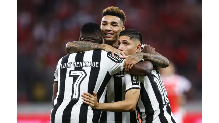 PORTO ALEGRE, BRAZIL - DECEMBER 4: Luiz Henrique and Igor Jesus of Botafogo celebrate after Jefferson Savarino scored the first goal of his team during the match between Internacional and Botafogo as part of Brasileirao 2024 at Beira-Rio Stadium on December 4, 2024 in Porto Alegre, Brazil. (Photo by Pedro H. Tesch/Getty Images)