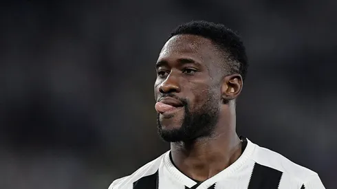 Bastos em campo com a camisa do Fogão.
