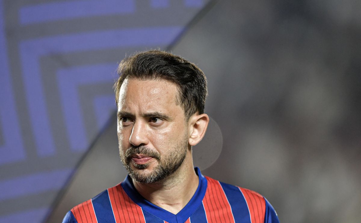 Rizek afirma que Everton Ribeiro, no futebol brasileiro, não jogaria ‘apenas’ no Flamengo por conta de idade avançada 