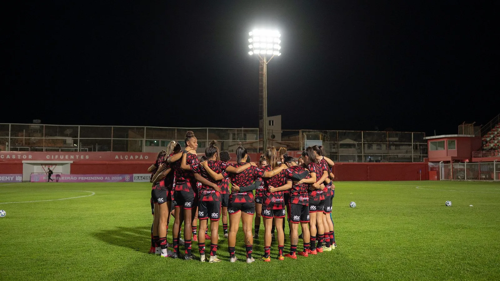 Jogadoras do Flamengo reunidas antes da bola rolar