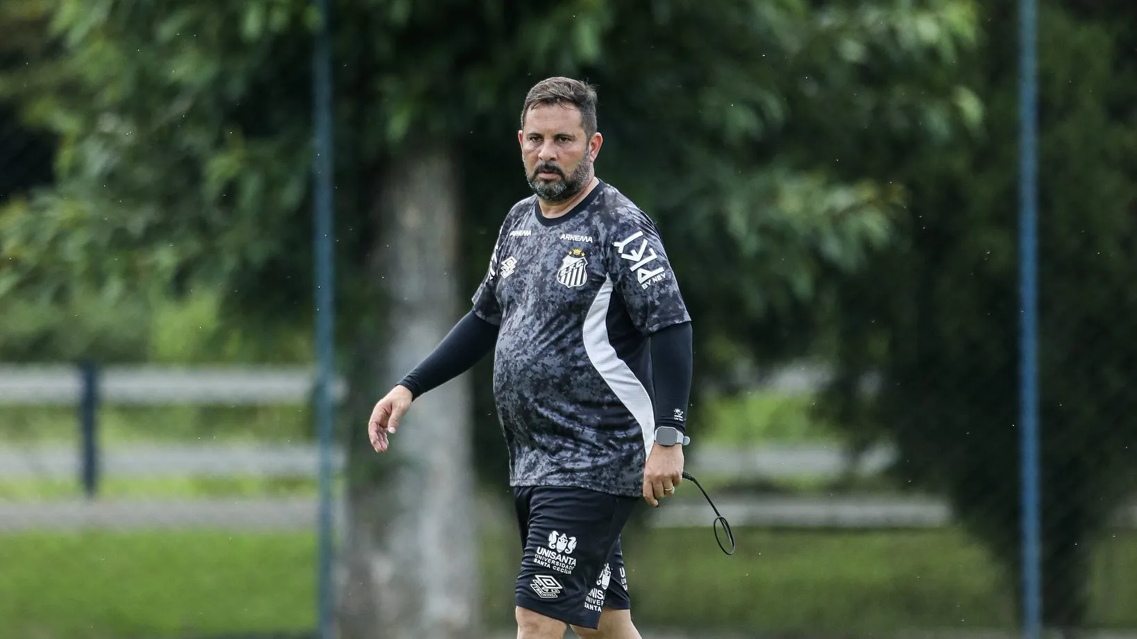 Treinador Caio Couto em treino no CT Dartanhã