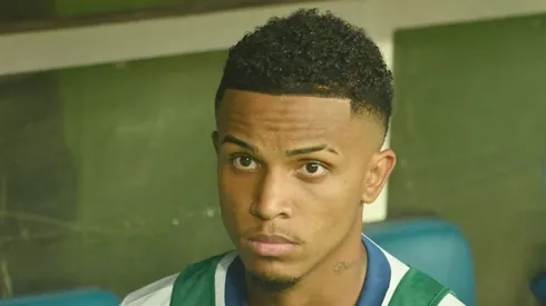 Kayky, jogador do Bahia durante execucao do hino nacional antes da partida contra o Corinthians no estadio Arena Fonte Nova pelo campeonato Brasileiro A 2025. Foto: Walmir Cirne/AGIF