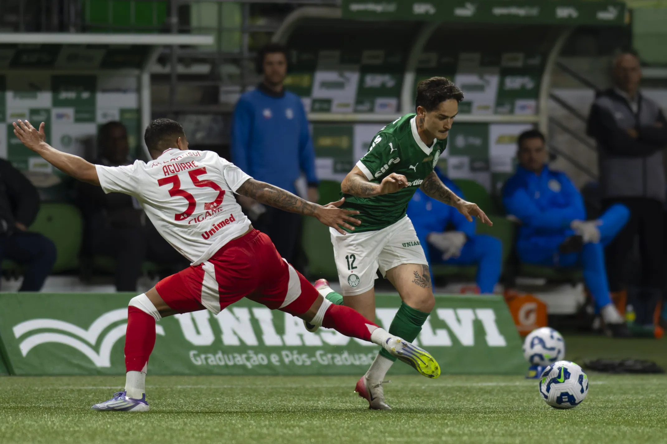 hellven jogador do Palmeiras disputa lance com Aguirre jogador do Internacional durante partida no estadio Arena Allianz Parque pelo campeonato Brasileiro A 2025. Foto: Anderson Romao/AGIF