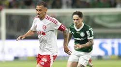 Khellven jogador do Palmeiras disputa lance com Alan Patrick jogador do Internacional. Foto: Anderson Romao/AGIF