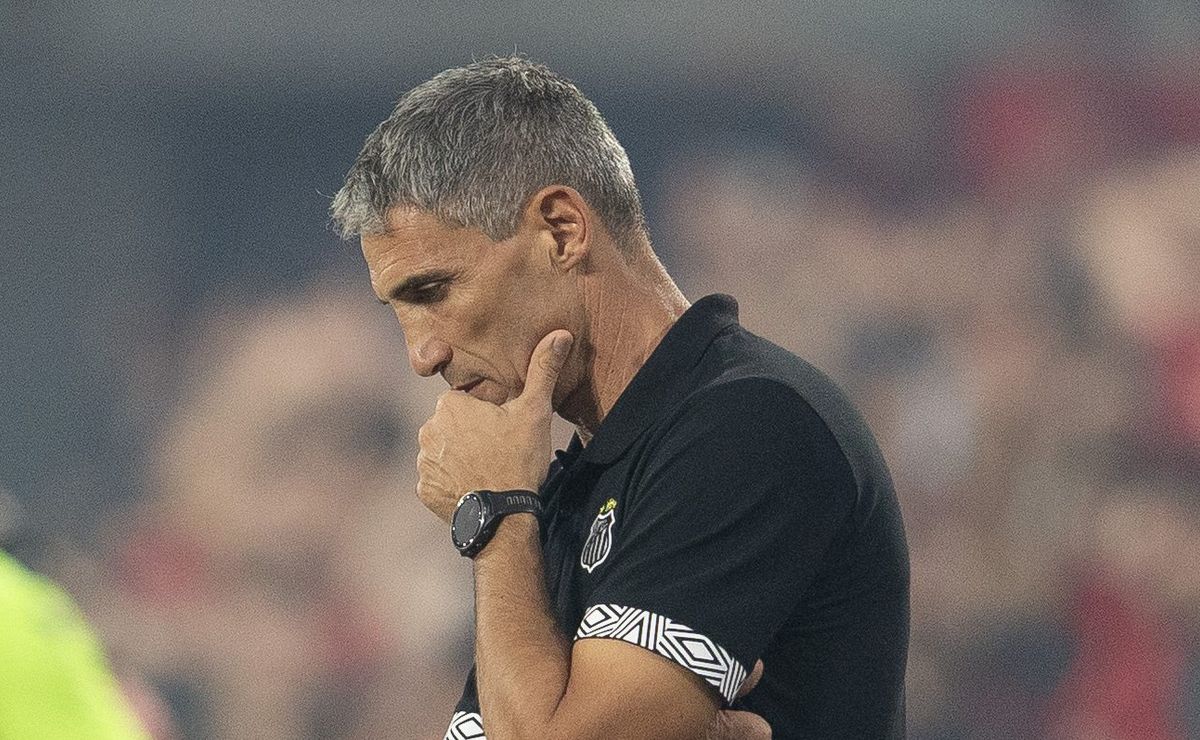 Vojvoda aposta no 4-3-3 em Santos x Athlético-PR e formação ofensiva não dá certo na Ligga Arena