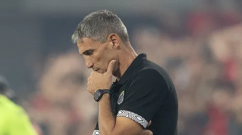 PR – CURITIBA – 12/02/2026 – BRASILEIRO A 2026, ATHLETICO-PR X SANTOS – Vojvoda tecnico do Santos durante partida contra o Athletico-PR no estadio Arena da Baixada pelo campeonato Brasileiro A 2026. Foto: Hedeson Alves/AGIF