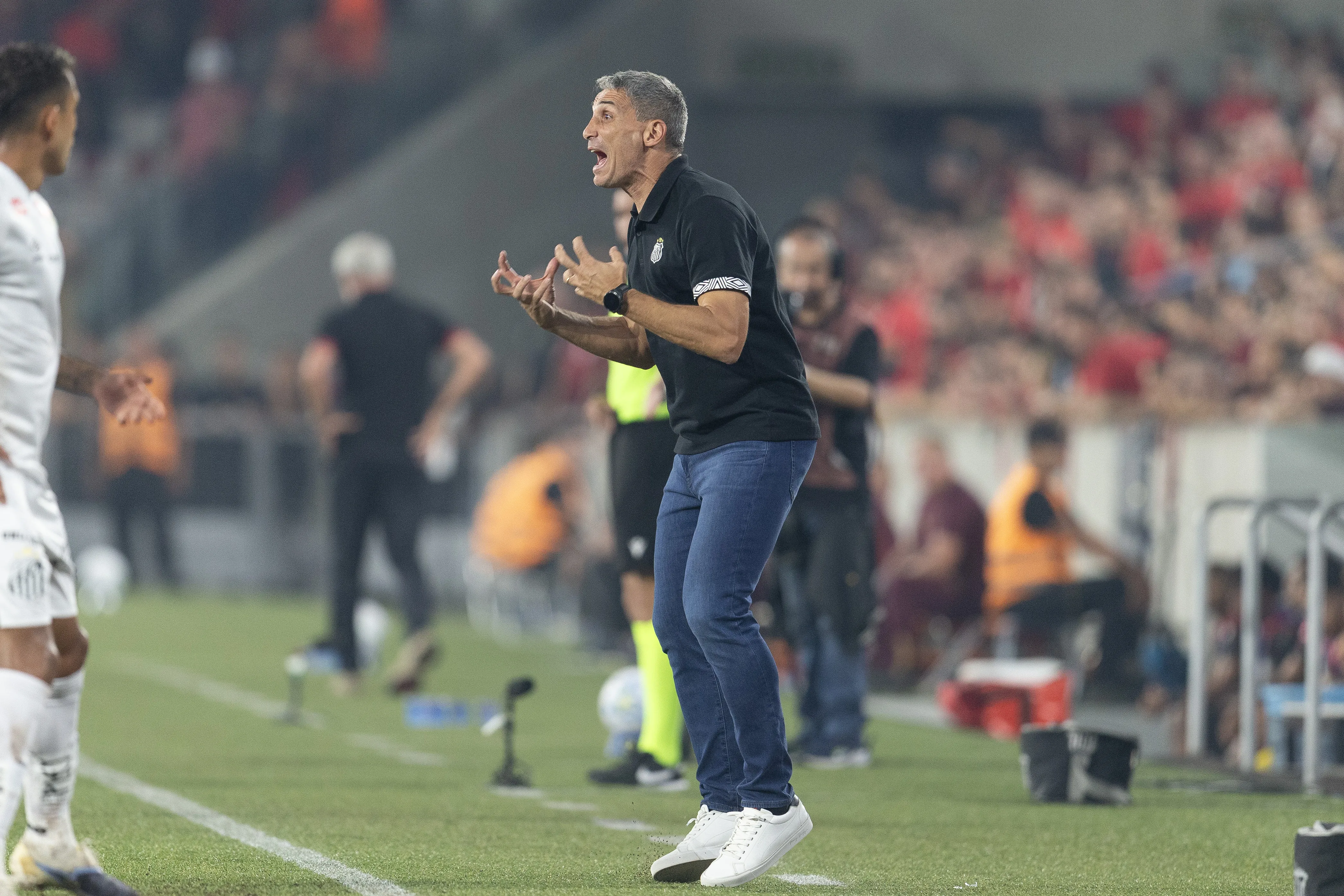 Vojvoda tecnico do Santos durante partida contra o Athletico-PR no estadio Arena da Baixada pelo campeonato Brasileiro A 2026. Foto: Hedeson Alves/AGIF