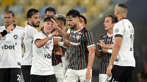 Martinelli jogador do Fluminense discute com jogador Montoro do Botafogo durante partida no estadio Maracana pelo campeonato Brasileiro A 2026. Foto: Jorge Rodrigues/AGIF
