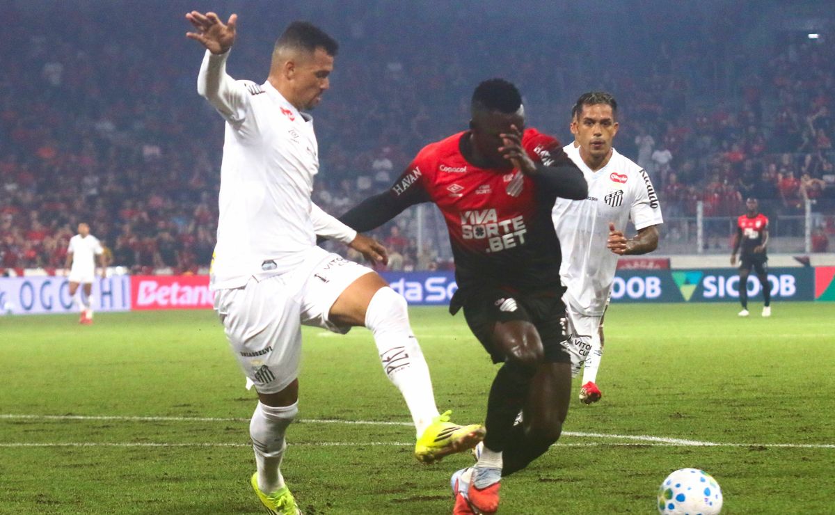 Pênalti de Zé Ivaldo aos 2 minutos provoca revolta da torcida em Athletico-PR x Santos
